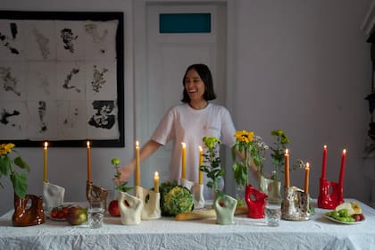 "Mis objetos están hechos en cerámica a mano, inspirados en las formas que surgen de mis obras, de los movimientos de los líquidos que se rechazan".