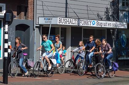 "Mis suegros de más de 70 aman andar en bicicleta y tienen una agilidad para subirse y bajarse de la bici que es algo que nunca había visto. Los holandeses son una población muy activa en ese sentido”.
