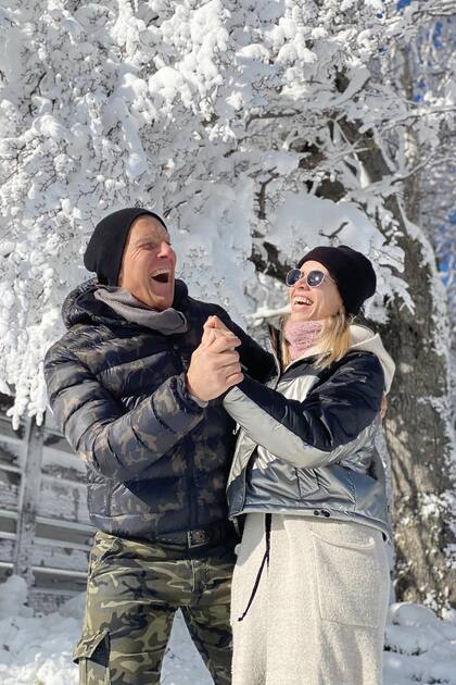 "Mis vacaciones en Argentina suelen ser cortitas, tipo escapadas", cuenta Fantino. En la foto, junto a Coni en Cerro Bayo