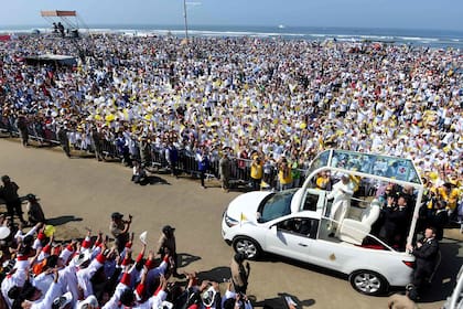 Miles de personas saludaron al Papa durante su paso por Trujillo, Perú
