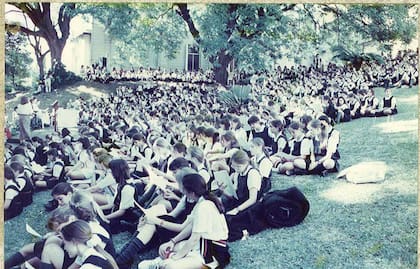 Misa en la barranca de colegio, cerca del 2000