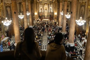 La basílica donde nació su vocación reúne a cientos de personas en homenaje al papa Francisco