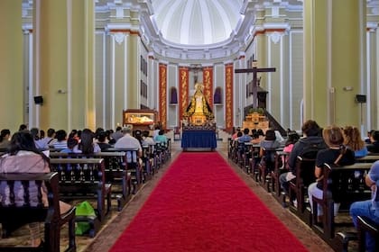 Misa en la Catedral neoclásica, concluida en 1939.