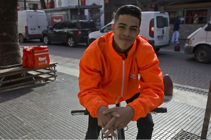 Misael Ubieda tiene 22 años y es ingeniero industrial. Llegó de Venezuela hace dos meses y trabaja como mensajero en bici unas diez horas por día. Planea hacerlo hasta que consiga trabajo de lo suyo