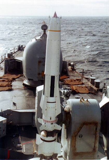 Misil Sea Dart montado en el lanzador de proa del HMS Cardiff. Sus medidas alcanzaban los cuatro metros y medio. Volaba hacia su blanco a 3000 kilómetros por hora. (Fuente Royal Navy).