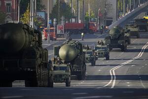 Misiles balísticos RS-24 Yars avanzan hacia la Plaza Roja de Moscú para el desfile del Día de la Victoria