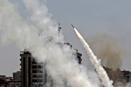 Misiles disparados desde la ciudad de Gaza, controlada por el movimiento palestino Hamas, hacia Israel