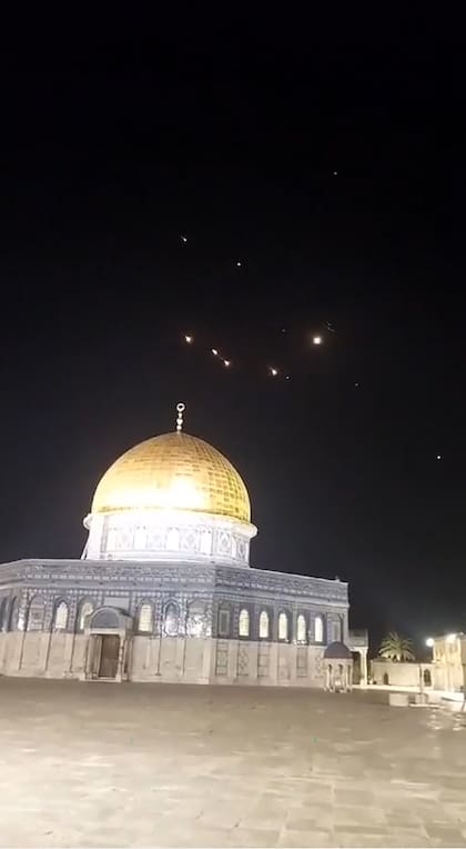 Misiles iraníes sobrevuelan la mezquita de Al-Aqsa (Photo by AFP)