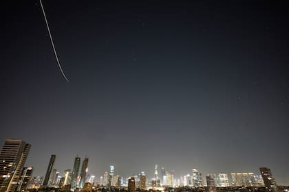Misiles lanzados desde Irán cruzan el cielo sobre el centro de Israel (Archivo)