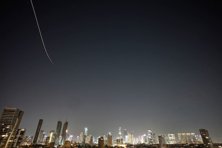 Misiles lanzados desde Irán cruzan el cielo sobre el centro de Israel
(AP Foto/Ohad Zwigenberg)