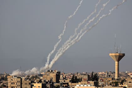Misiles lanzados desde la ciudad de Gaza, controlada por el movimiento palestino Hamas, hacia Israel