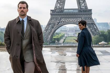 Henry Cavill y Angela Bassett en la sexta entrega de Misión imposible