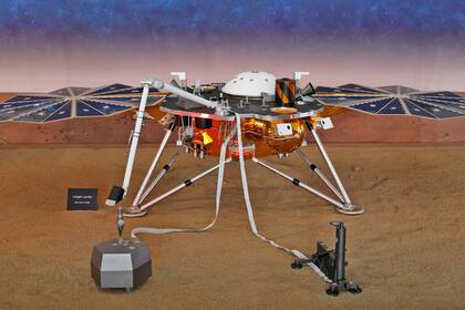 Un modelo de tamaño natural de la nave, el primer aterrizador robótico de la NASA dedicado al estudio del interior profundo de Marte