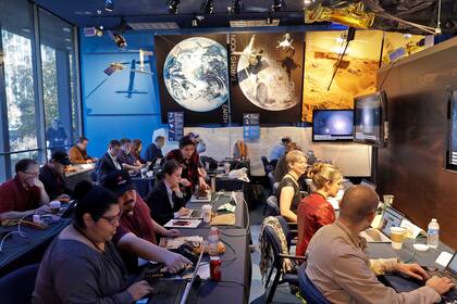 Los periodistas se reúnen en el Laboratorio de Propulsión a Chorro de la NASA en espera del aterrizaje