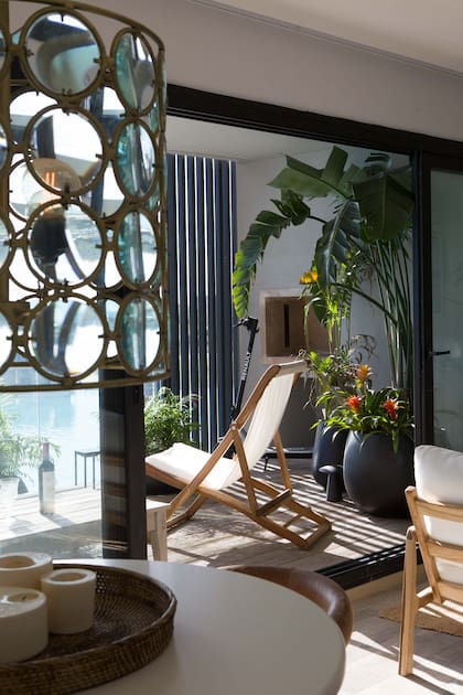 Misma estética, mismos materiales e igual dedicación para profundizar la conexión interior/exterior en "La Orilla", de Wood Market by Iván Nahas.