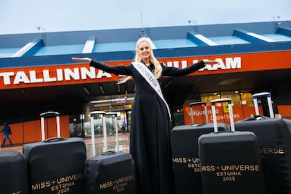 Miss Estonia llegó a Tailandia con 30 maletas repletas de ropa y accesorios para la competencia (Instagram/@brigittaschaback)