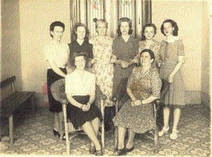Miss Nahrath junto a sus docentes de inglés. A lo largo de los años, muchas exalumnas se convirtieron en docentes del colegio, como Gweny Long Stanley (quien luego sería directora general), Coco Muñoz, Doris de Seriguete y su hermana Nora, Dorita Keenan y Doris Hunter. Todas ellas fueron figuras clave en la consolidación del proyecto educativo del colegio y son consideradas pilares fundamentales de su historia.