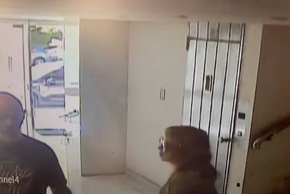 La víctima cuando se cruza e intercambia unas palabras con el encargado