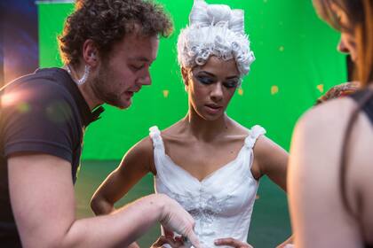 En el backstage de la filmación, Copeland ajusta un pasaje de la escena de ballet con el coreógrafo Liam Scarlett