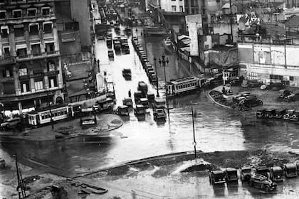 Mitad de la imagen de la Plaza de la República, el 1 de febrero de 1936, antes de la colocación del obelisco