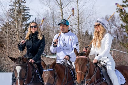 Mitad de vacaciones, mitad trabajando, Kate Hudson disfrutó de la nieve y la equitación en Aspen, Colorado. Con una sonrisa enorme y toda de blanco, la actriz posó para una sesión de fotos junto a su colega Sara Foster y el exjugador profesional de polo Nacho Figueras