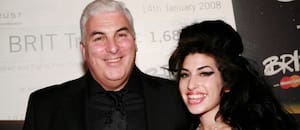 El padre de Amy Winehouse demandó a dos amigas de la cantante por vender sus pertenencias sin su permiso