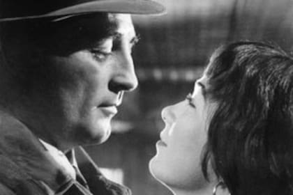 Mitchum y Shirley MacLaine en una escena de Buscando un destino