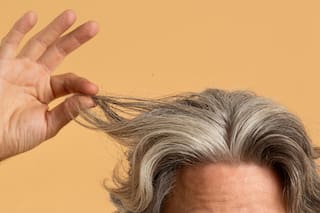 ¿Arrancarse las canas hace que salgan más?