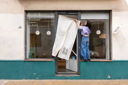 Mitsue Kido, preparando el local de San Telmo para abrir, como todos los miércoles, viernes y sábados