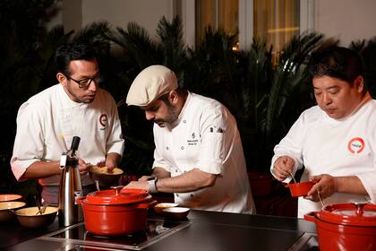 Mitsuhara "micha" Tsumura chef de Maido, en su estación en la que ofrece un guiso con base de carne de cerdo