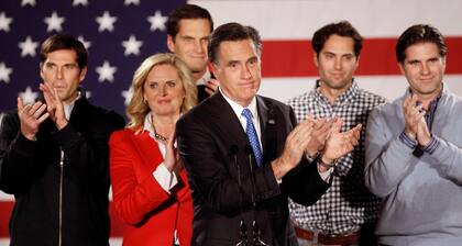 Mitt Romney junto a su esposa en un acto de pre campaña para las presidenciales de EE.UU.