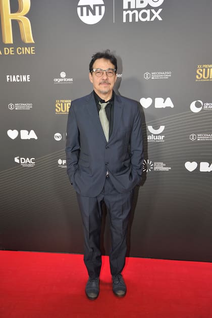 Mix de colores. Fernan Mirás combinó un traje azul con camisa negra y corbata gris para esta noche de fiesta