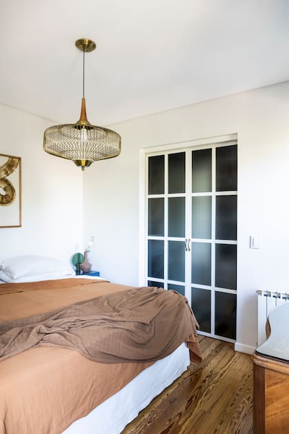 Mix de lo rústico con lo sofisticado. Ropa de cama en tonos tierra (Philomena Homne) y lámpara Elmo (Salazar Cassa)