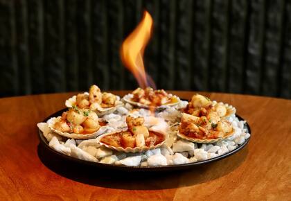 Mix de mariscos salteados con manteca, togarashi y lima.