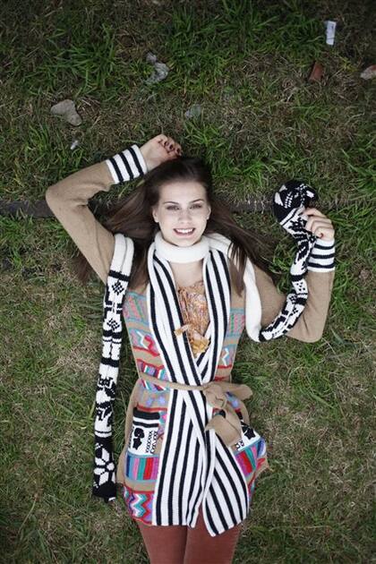 MIX EN UNA PIEZA
Tapado con bordados (Jazmín Chebar, $ 1550), blusa de seda (Rapsodia,
$ 389), pantalón de corderoy oxford (Vitamina, $ 429), bufanda alpina (Paula Cahen d'Anvers, $ 260) y borcegos