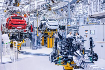 Mlada Boleslav, República Checa, Skoda Auto celebra 120 años desde su establecimiento por el Día de las Puertas Abiertas. Montaje de coches en línea transportadora.