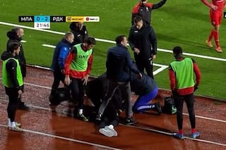 Un DT sufrió un infarto en pleno partido y murió al llegar al hospital: la dramática reacción de sus jugadores