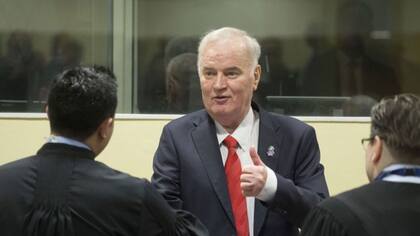 Mladic, de 74 años, saludó a sus abogados defensores al inicio de la audiencia. El tribunal desestimó los atenuantes que había pedido su defensa, incluyendo "capacidad mental disminuida" y estado de salud delicado