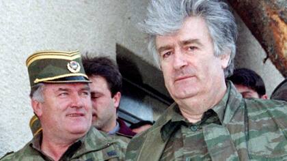 Mladic junto a Radovan Karadzic, exlíder político serbobosnio. El año pasado Karadzic fue hallado culplable de genocidio y sentenciado a 40 años de prisión