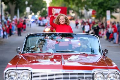 Mnookin, de 58 años, dirige un campus público de investigación emblemático en la Universidad de Wisconsin-Madison que atiende a más de 50.000 estudiantes en 13 facultades y universidades