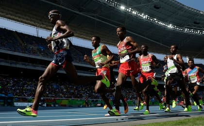 Mo Farah marca el ritmo del pelotón y el ánimo del estadio olímpico