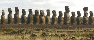 La lenta destrucción de los moái en la Isla de Pascua (y los que dudan sobre si esforzarse en conservarlos)