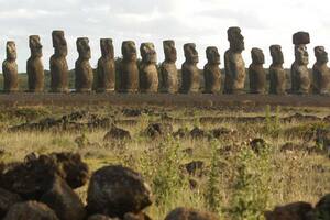 La lenta destrucción de los moái en la Isla de Pascua (y los que dudan sobre si esforzarse en conservarlos)