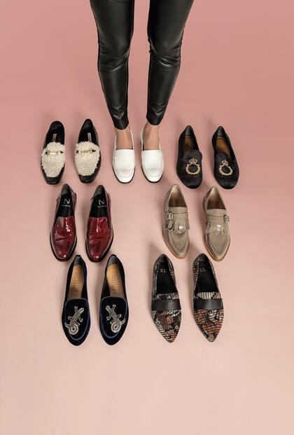 MOCASINES 1. De charol blanco ($ 4986, Giesso). 2. Bordado ($ 2190, Pr?ne). 3. Color vis?n ($ 3700, Carla Danelli). 4. Reptil ($ 1250 XL). 5. Azul bordadas ($ 3100, Schutz, en Grimoldi). 6. Bord? ($ 4550, Na?ma). 7. Con corderito ($ 3490, Las Pepas). Calza de cuero ($ 1885, Ay Not Dead)
