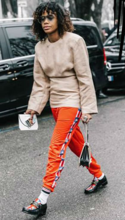 Mocasines estampados y con medias blancas, al estilo Michael Jackson