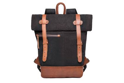 Mochila "Redwood". Está inspirada en los sacos militares antiguos, y se enrolla más o menos de acuerdo a cuánto la cargues. $2900, Tincho & Lola