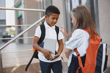 Mochila escolar: “Los niños están en proceso de crecimiento, por lo que su estructura muscular y esquelética está en proceso de formación. Entonces, cualquier carga que tengan por fuera de sus límites los afectará”. (Foto Pexels)