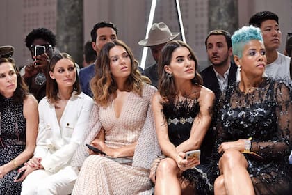 Olivia Palermo y Mandy Moore miraron con atención cada uno de los looks de Ralph and Russo, más aptos para una diva sobre la alfombra roja que para una royal. 