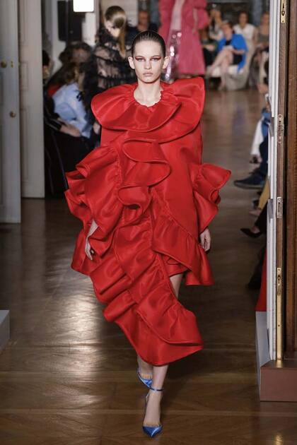 El show de Valentino cerró esta edición de la semana de la moda en París y Pierpaolo Piccioli, su diseñador, fue ovacionado. El italiano, que trabajó diez años con Maria Grazia Chiuri, hoy en Dior, presentó una colección tan exótica como impactante.