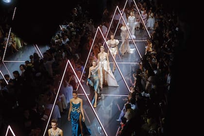 El espíritu neón de los años 80 tuvo un rol protagónico en la pasarela de Ralph and Russo, cuyo boom, en parte, fue causado por la duquesa de Sussex.